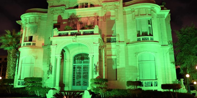 جامعة عين شمس تضاء باللون الأخضر وتزرع الأشجار احتفالاً باليوم العالمي للأرض