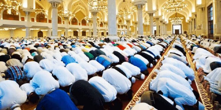 حقيقة منع اصطحاب الأطفال في صلاة الجمعة والعيدين بالمساجد