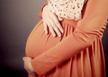 ما الحكم الشرعي للحامل التي نصحها الطبيب بالإفطار .. الإفتاء توضح