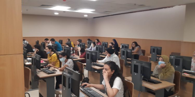تطبيق الامتحانات الإلكترونية بنظام كوريكت لـ٢٦٠٠ طالب بـ”ألسن عين شمس”