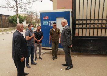 رئيس جامعة بنها يشارك أفراد الأمن الإدارى الاحتفال بالعيد فى مواقع عملهم