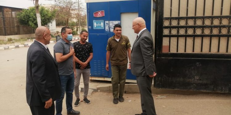 رئيس جامعة بنها يشارك أفراد الأمن الإدارى الاحتفال بالعيد فى مواقع عملهم