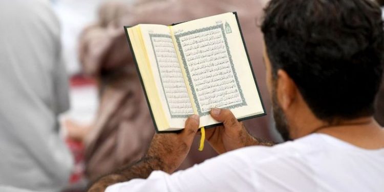 كيف تؤدى صلاة كسوف الشمس وصلاة خسوف القمر؟ تفاصيل