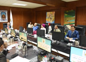 جامعة الأقصر يناقش استعدادات امتحانات نهاية العام