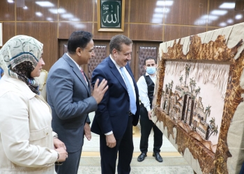 “نوعية المنوفية” تهدي المحافظة مشغولة فنية