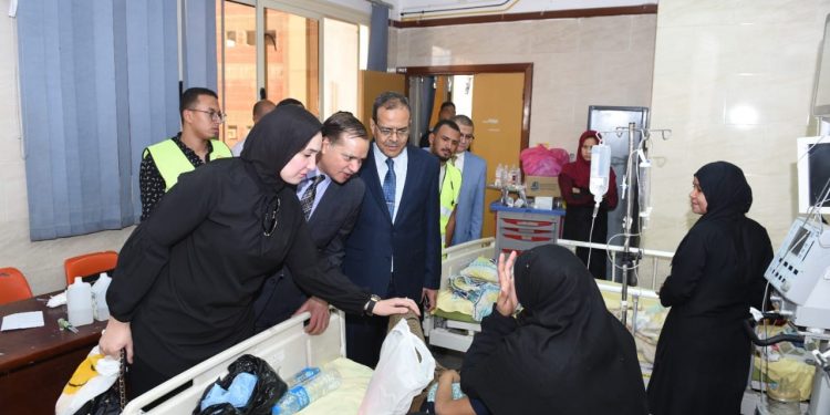 رئيس جامعة سوهاج يشارك توزيع هدايا العيد على الأطفال بالمستشفى الجامعي