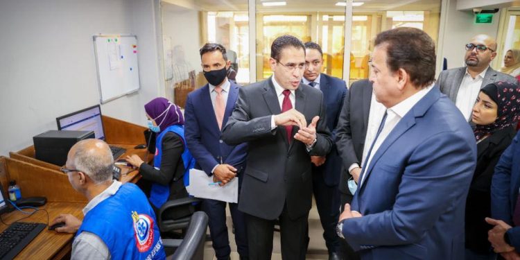 عبدالغفار يتفقد مستشفى الزيتون التخصصي ويوجه الشكر للعاملين على تفانيهم بالعمل