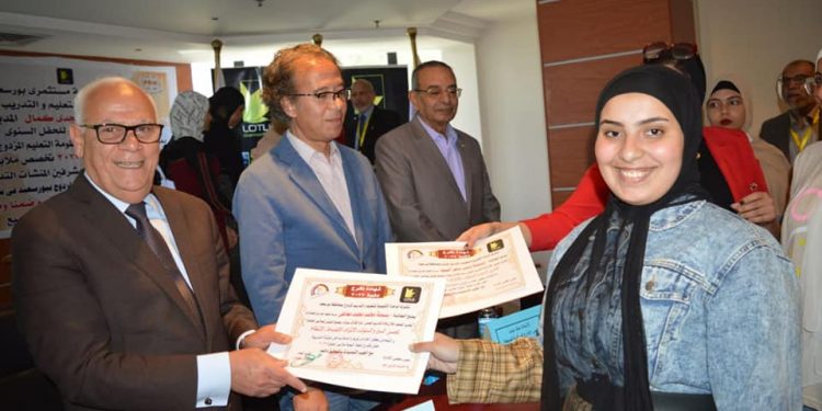 محافظ بورسعيد: توفر تدريب عملي لطلاب التعليم الفني خلال الدراسة برواتب مجزية