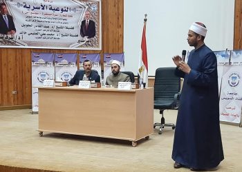 رئيس جامعة قناة السويس يفتتح معرض الفنون التشكيلية بعنوان ” أدب الخيال العلمي “