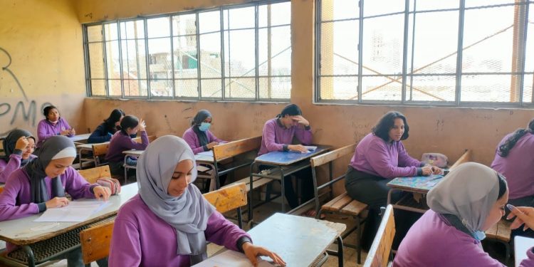 أولياء أمور مصر: تباين في الآراء حول تاريخ الأول الثانوي وسهولة اللغة الثانية
