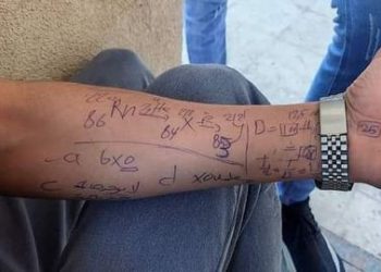 لمنع الوزير دخول الورق الأبيض.. صورة طالب يستخدم ذراعه مسودة تثير غضب الأهالي