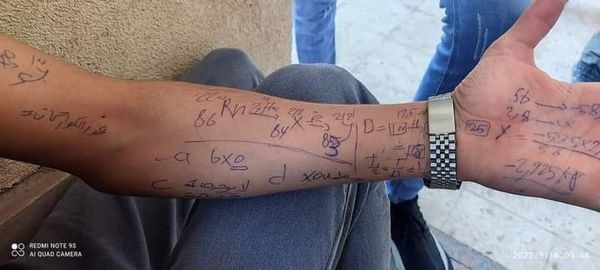 لمنع الوزير دخول الورق الأبيض.. صورة طالب يستخدم ذراعه مسودة تثير غضب الأهالي