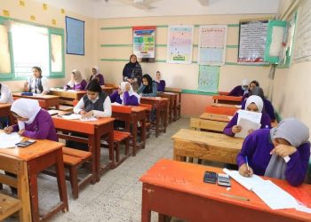 طلاب مدارس  STEM يؤدون اختبار الاستعداد للقبول بالجامعات (الكيمياء والفيزياء)