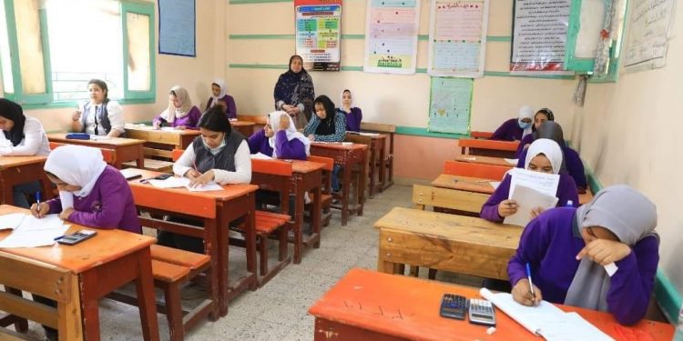 طلاب مدارس  STEM يؤدون اختبار الاستعداد للقبول بالجامعات (الكيمياء والفيزياء)