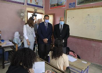 تواجد أمني لحماية الطلاب وتراشق بالحجارة.. التفاصيل الكاملة لأزمة طلاب مدرسة النيل الخاصة