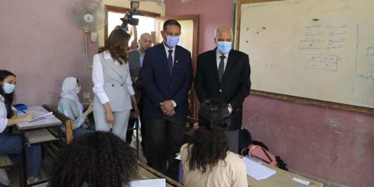 تواجد أمني لحماية الطلاب وتراشق بالحجارة.. التفاصيل الكاملة لأزمة طلاب مدرسة النيل الخاصة