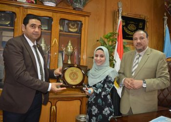 نائب رئيس جامعة الأزهر يكرم باحثة ماجستير بكلية التربية لحفظها وكتابتها للمصحف الشريف بخط يدها