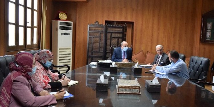 رئيس جامعة بني سويف يرأس اجتماعي وحدة السيارات وتطوير البرمجيات