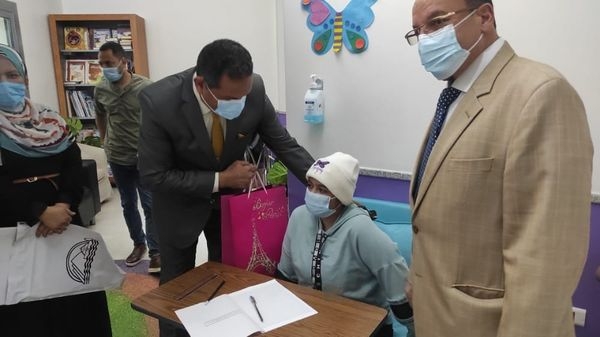 لفتة إنسانية.. سلومة يتفقد لجنة الشهادة الإعدادية بمستشفي سرطان الأطفال