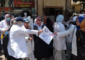 تفاصيل وقفة خريجي العلوم الطبية أمام وزارة الصحة..التكليف كلمة السر