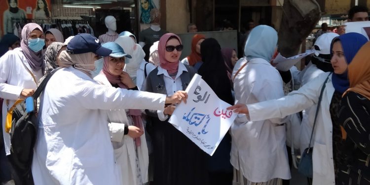 تفاصيل وقفة خريجي العلوم الطبية أمام وزارة الصحة..التكليف كلمة السر