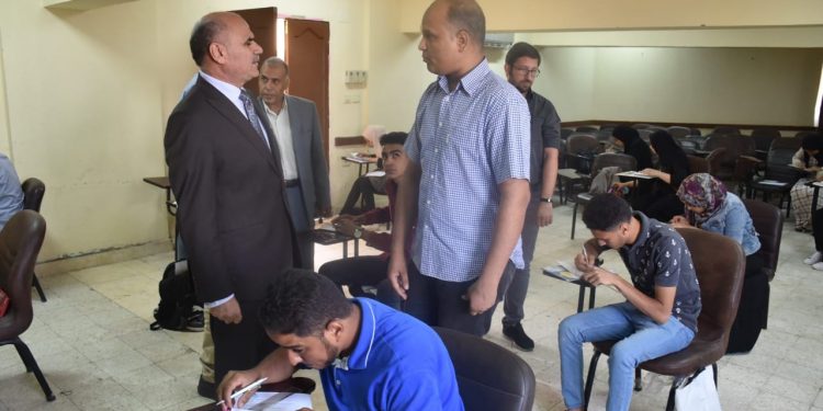 رئيس جامعة الأقصر يتابع سير أعمال الامتحانات العملية بكلية الآثار