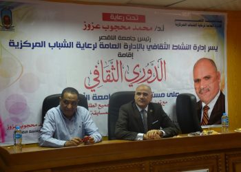 رئيس جامعة الأقصر يكرم الطلاب المشاركين بدورة الأسلوب العلمي للتصوير الأثري