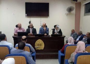 أبو زيد يطالب بتطوير الأداء الوظيفي في المنشآت التعليمية بسوهاج