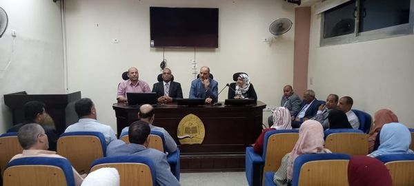 أبو زيد يطالب بتطوير الأداء الوظيفي في المنشآت التعليمية بسوهاج
