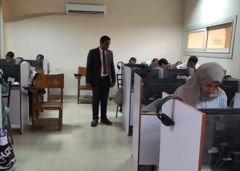 ألسن جامعة الأقصر تجري امتحان التوفل بمركز اللغات والترجمة