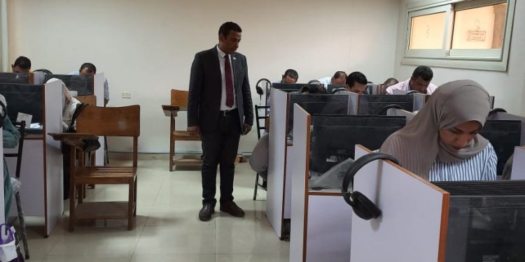 ألسن جامعة الأقصر تجري امتحان التوفل بمركز اللغات والترجمة