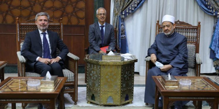 شيخ الأزهر يستقبل السفير الإيطالي بالقاهرة