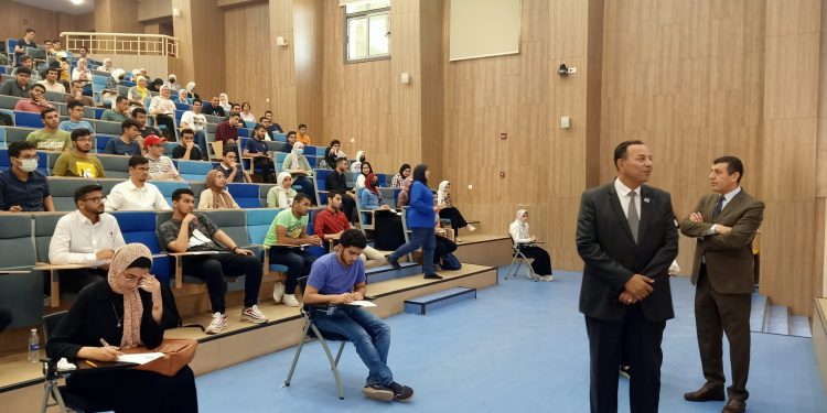 رئيس جامعة المنصورة الجديدة يتفقد الاختبارات العملية للفصل الدراسي الثاني 