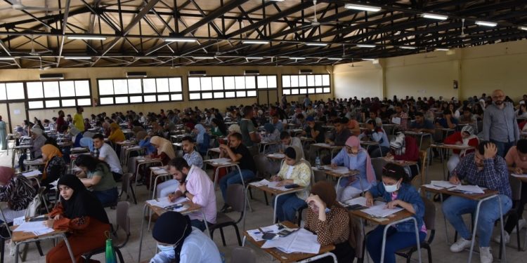 نائب رئيس جامعة أسيوط يتفقد أعمال امتحانات نهاية العام الجامعى