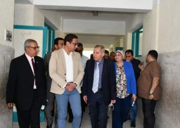 محافظ الفيوم ونائب وزير التربية والتعليم يتفقدان لجان امتحانات الدبلومات الفنية 2022