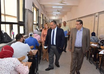 نائب رئيس جامعة عين شمس تفقد لجان امتحانات الفصل الدراسي الثاني