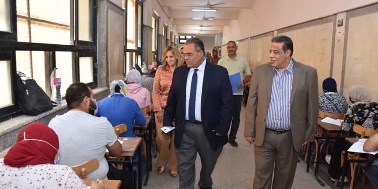 نائب رئيس جامعة عين شمس تفقد لجان امتحانات الفصل الدراسي الثاني