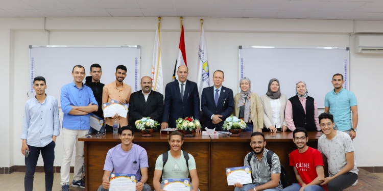 رئيس جامعة الدلتا التكنولوجية يشهد ختام الأنشطة الطلابية ويُكرّم المتميزين