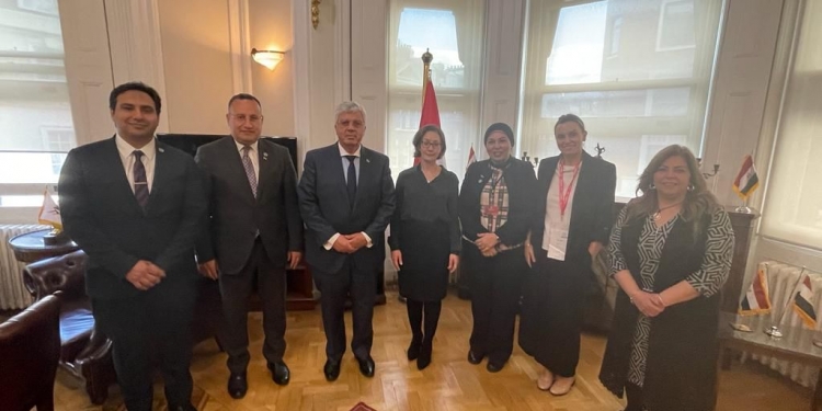 وزير التعليم العالي يستعرض تقريرًا حول التعاون مع ممثلي 11 جامعة بريطانية