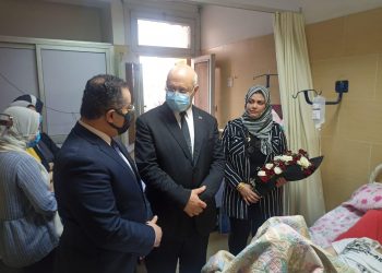 رئيس جامعة بنها يطمئن على طالب بعد إصابته في حادث تصادم