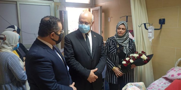 رئيس جامعة بنها يطمئن على طالب بعد إصابته في حادث تصادم