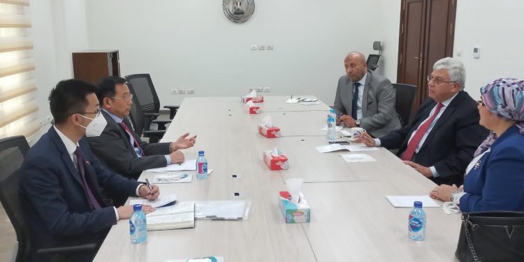 عبدالغفار يستعرض تقريرًا حول آليات التعاون التعليمي والتكنولوجي مع الصين