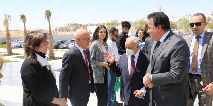 وزير التعليم العالي:  لابد من نشر الوعي المجتمعي والاستفادة من الابحاث العلمية للحد من اثار تغيرات المناخ
