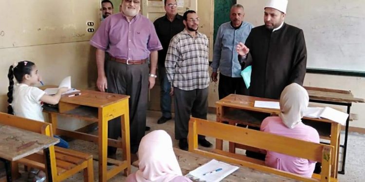 رئيس المنوفية الأزهرية يتفقد امتحانات النقل للمرحلتينِ الابتدائية والإعدادية