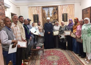 ﻿رئيس الإسكندرية الأزهرية يكرم بعض العاملين بديوان المنطقة تقديرًا لجهودهم