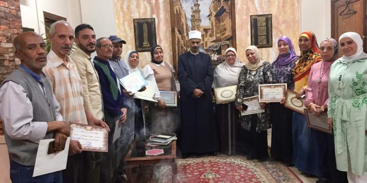 رئيس الإسكندرية الأزهرية يكرم بعض العاملين بديوان المنطقة تقديرًا لجهودهم