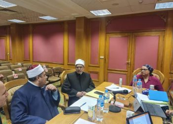 رئيس قطاع المعاهد الأزهرية يجتمع بلجنةِ إعادةِ تأليفِ مناهجِ: المختاراتُ الإسلامية