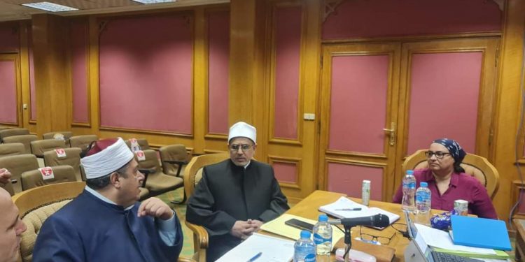 رئيس قطاع المعاهد الأزهرية يجتمع بلجنةِ إعادةِ تأليفِ مناهجِ: المختاراتُ الإسلامية