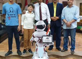 روبوت يوزع الكتب على الطلاب ويحفزهم على الاستفادة من بنك المعرفة "صور"