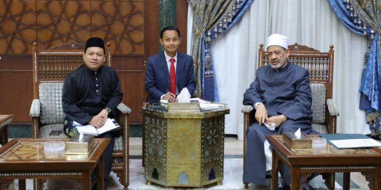 ﻿الإمام الأكبر: أبناؤنا الماليزيون الدارسون في الأزهر هم سفراؤنا في بلادهم